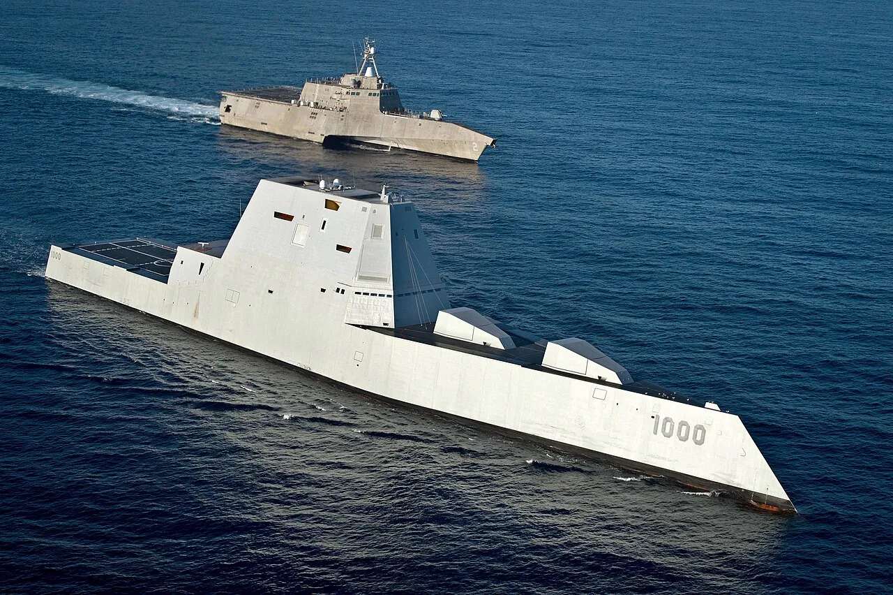USS Zumwalt (DDG-1000) underway alongside the littoral combat ship USS Independence on its way to San Diego in December 2016.