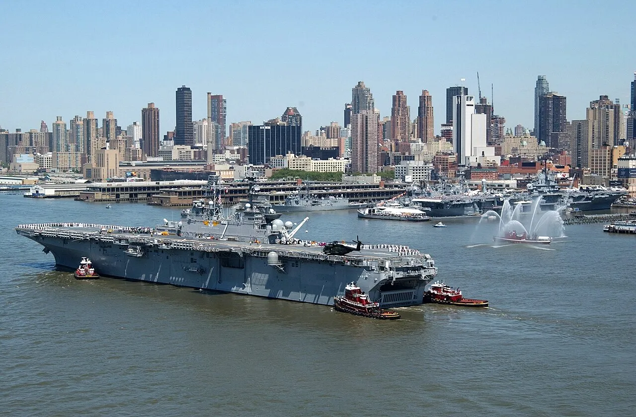 USS Iwo Jima (LHD-7) sailing up the Hudson River into New York City for Fleet Week 2002.